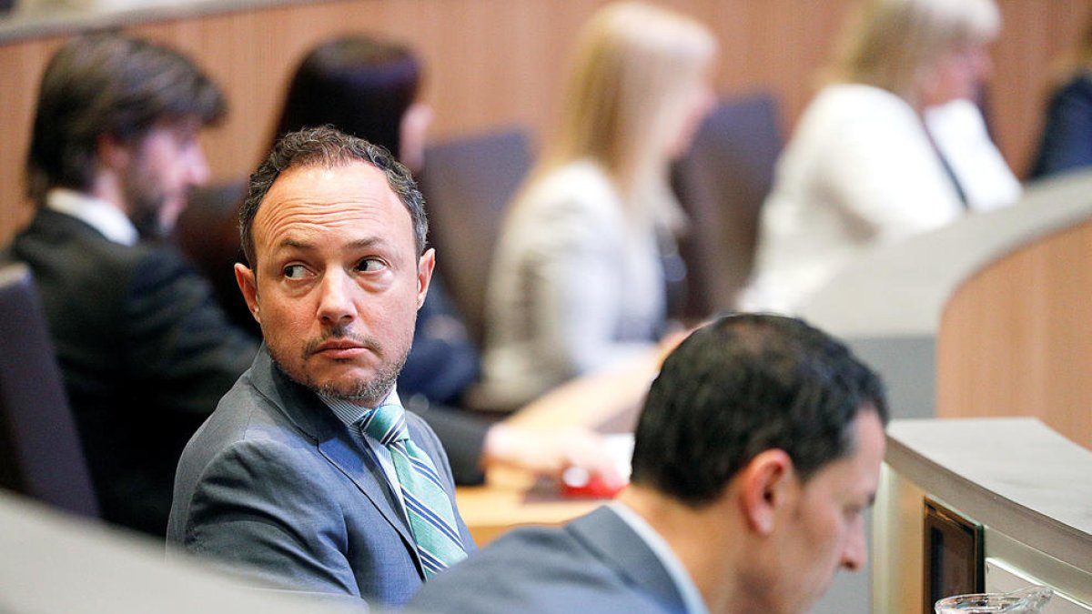 Xavier Espot a l'escó del Consell General, al costat de Jordi Gallardo.