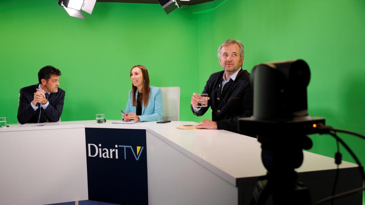 Josep Àngel Mortés i Jean Michel Armengol, als estudis de Diari TV, amb la periodista Lídia Raventós.
