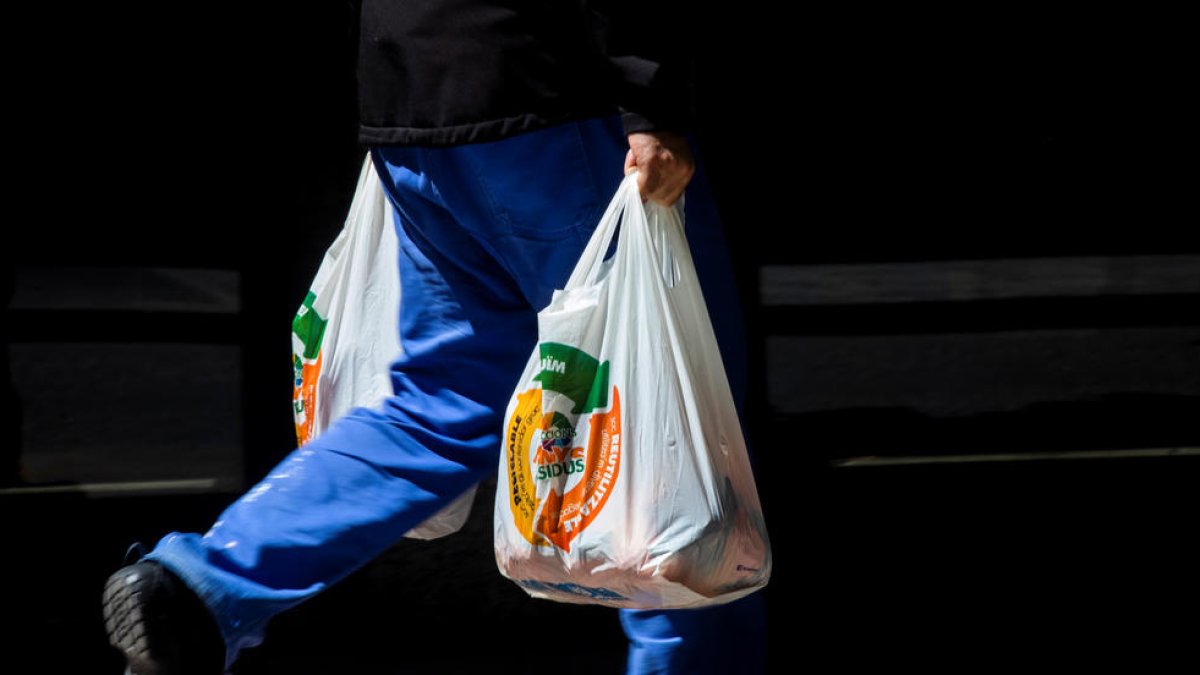 El Govern prohibirà l'ús de les bosses de plàstic l'any vinent