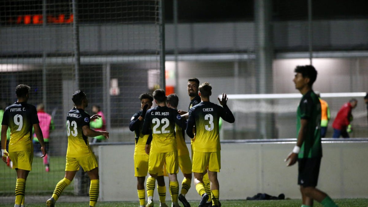 Els jugadors de la UE Santa Coloma celebrant un dels gols, ahir a la Borda Mateu.