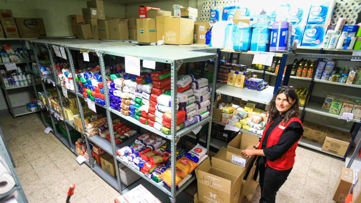 Leclerc al magatzem de l'ONG on es guarden els productes.
