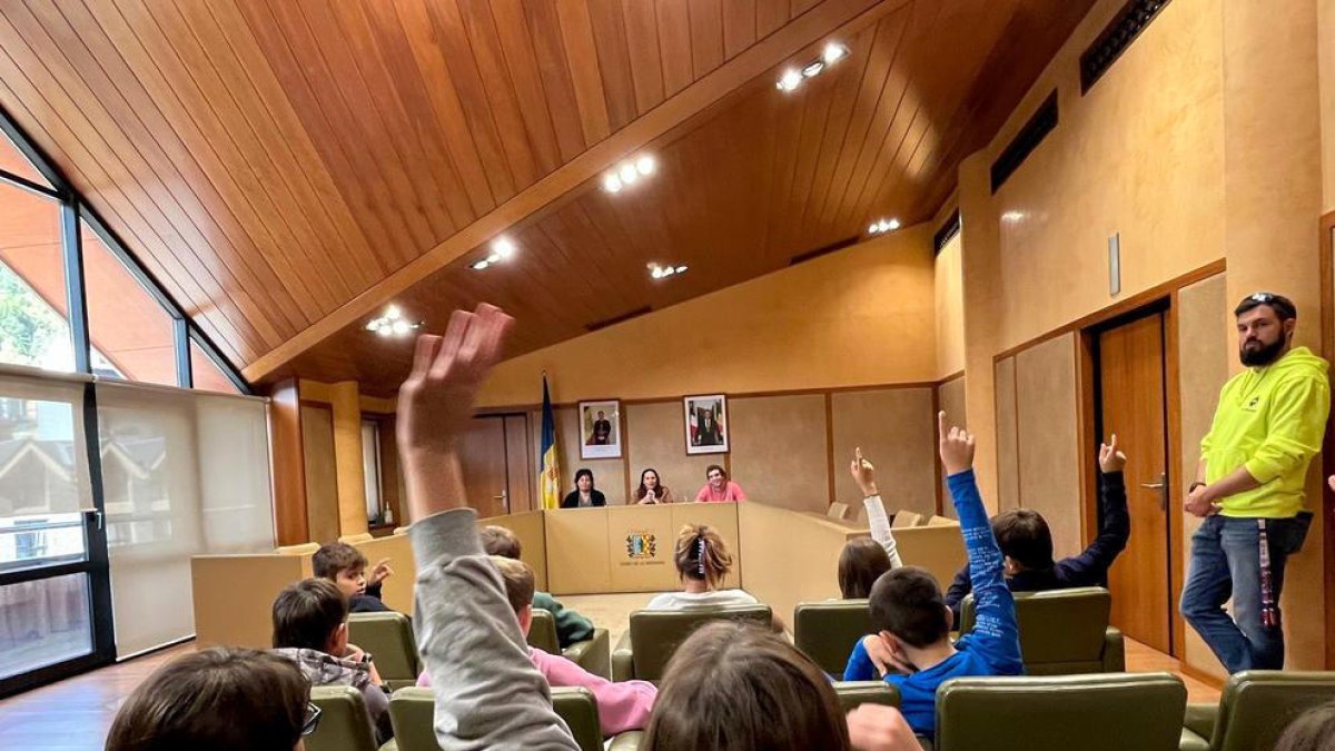 Els estudiants, ahir a la sala del consell de comú.