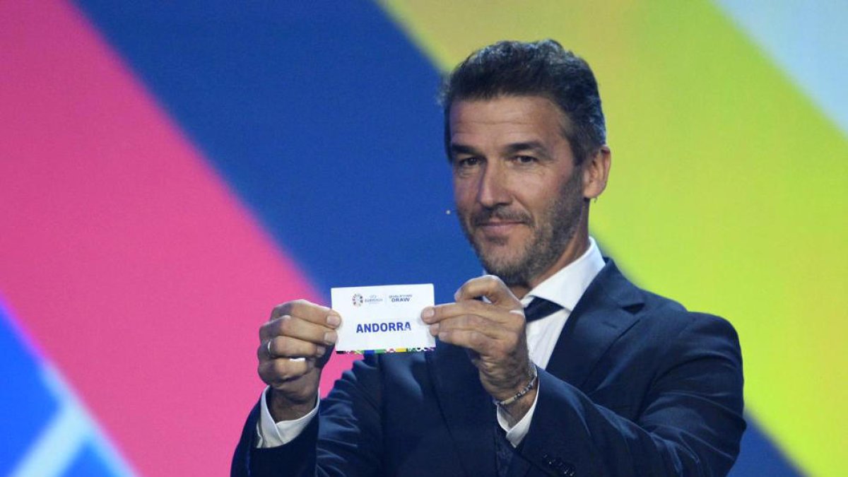 L'exdavanter del Borussia Dortmund Karl-Heinz Riedle traient el paper d'Andorra.