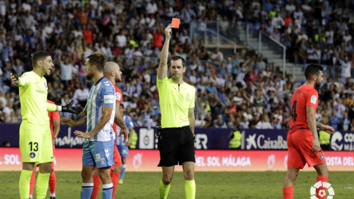El col·legiat navarrès Galech Azpeteguía expulsant Àlex Pastor diumenge a la Rosaleda.