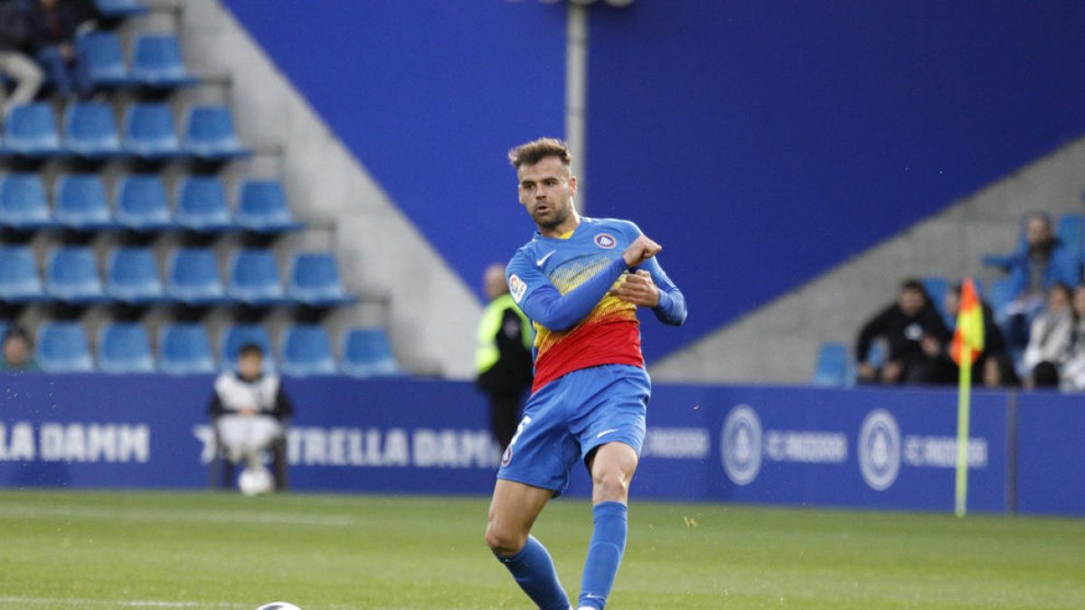 Adrià Vilanova, en una acció del partit a l'Estadi Nacional contra el Lugo.