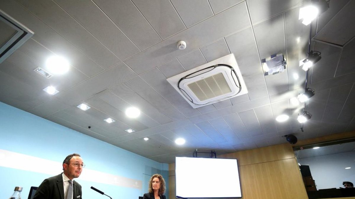 El cap de Govern i la ministra de Medi Ambient durant la seva compareixença