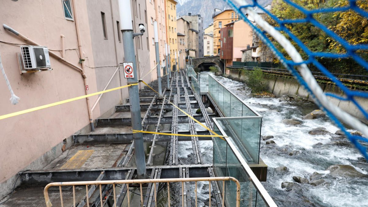 El passeig del Riu aixecat i, al fons, el pont d'Engordany.