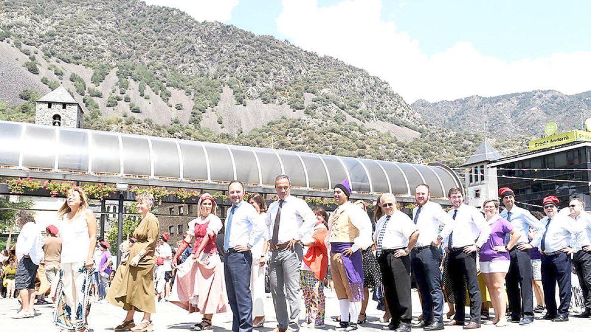 Espot i altres autoritats ballant el Contrapàs.