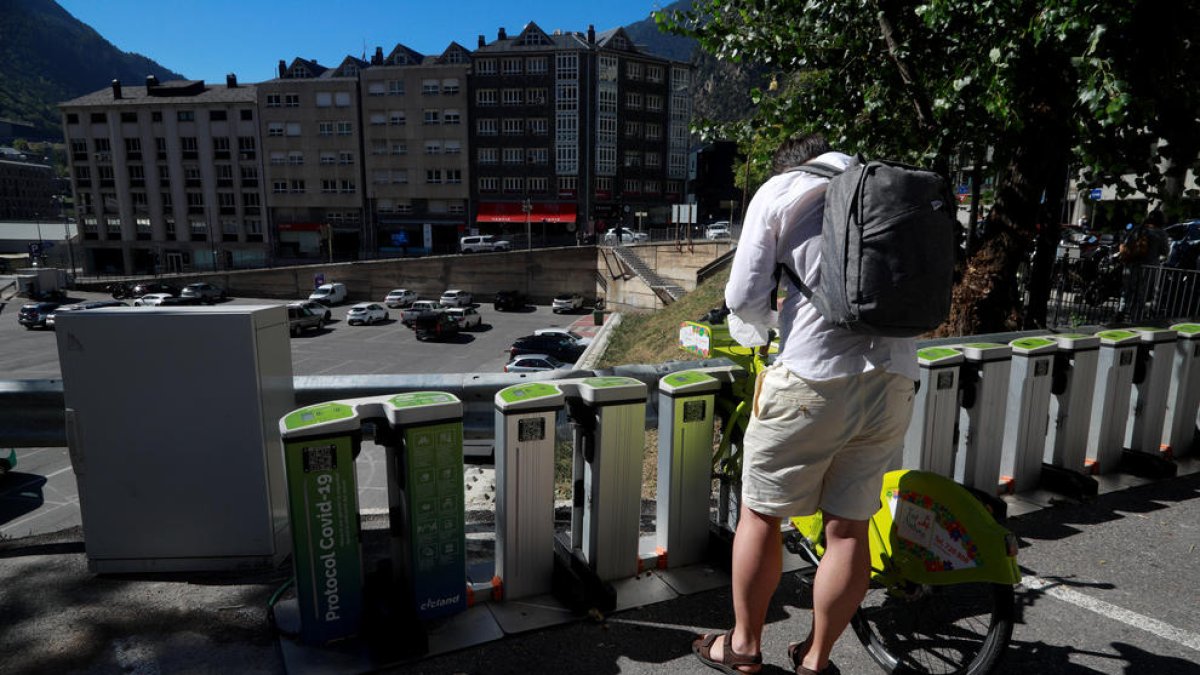 Un usuari, en una estació de Cicland d'Andorra la Vella.
