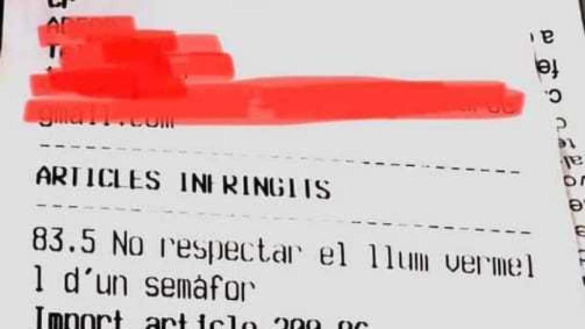 Multa de 1.400 euros per conduir un patinet sense assegurança i saltar-se un semàfor vermell