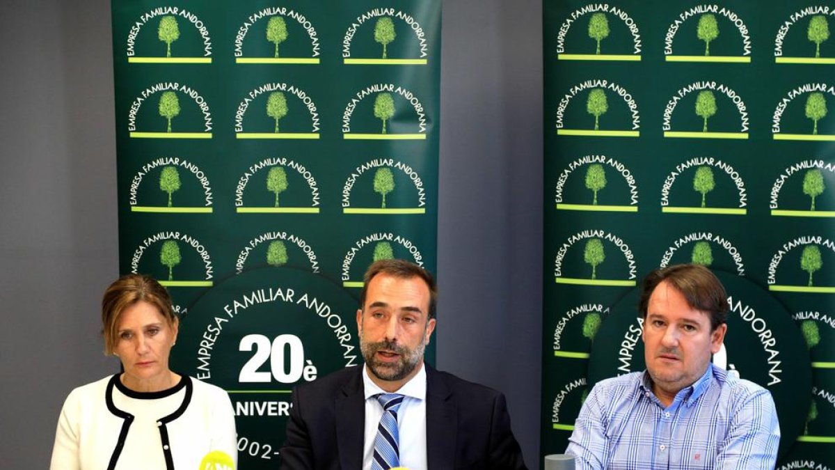 El president de l'EFA, Daniel Armengol, amb Susanna Roca i Daniel Aristot aquest matí