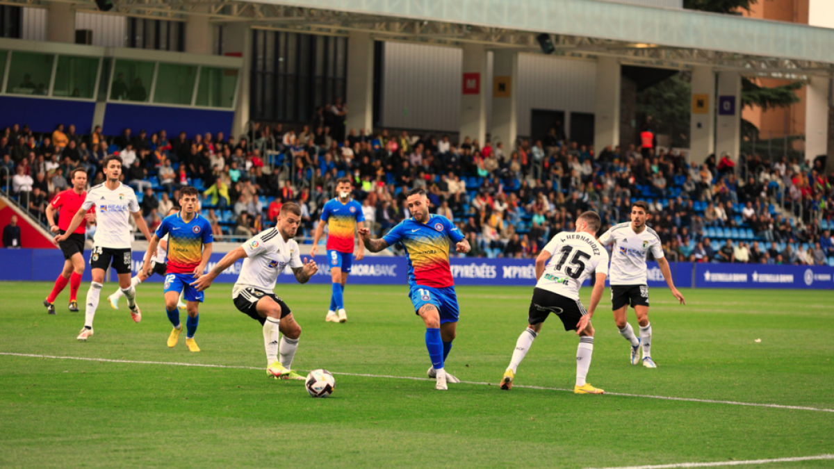 Un moment del partit a l'Estadi Nacional