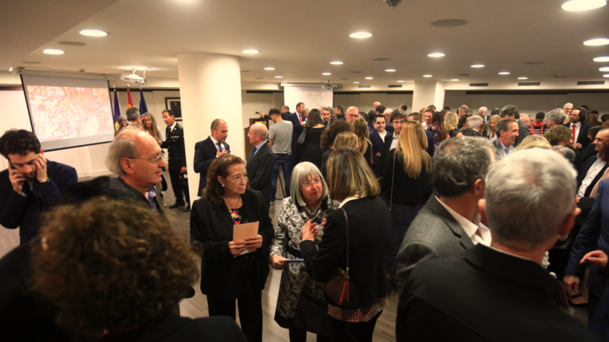 Les autoritats a la Sala d'exposicions de l'Ambaixada d'Espanya