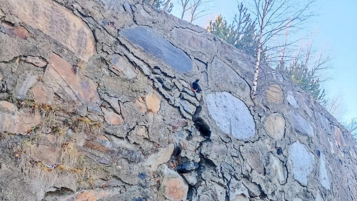 El mur es troba a la carretera secundària del Forn de Canillo