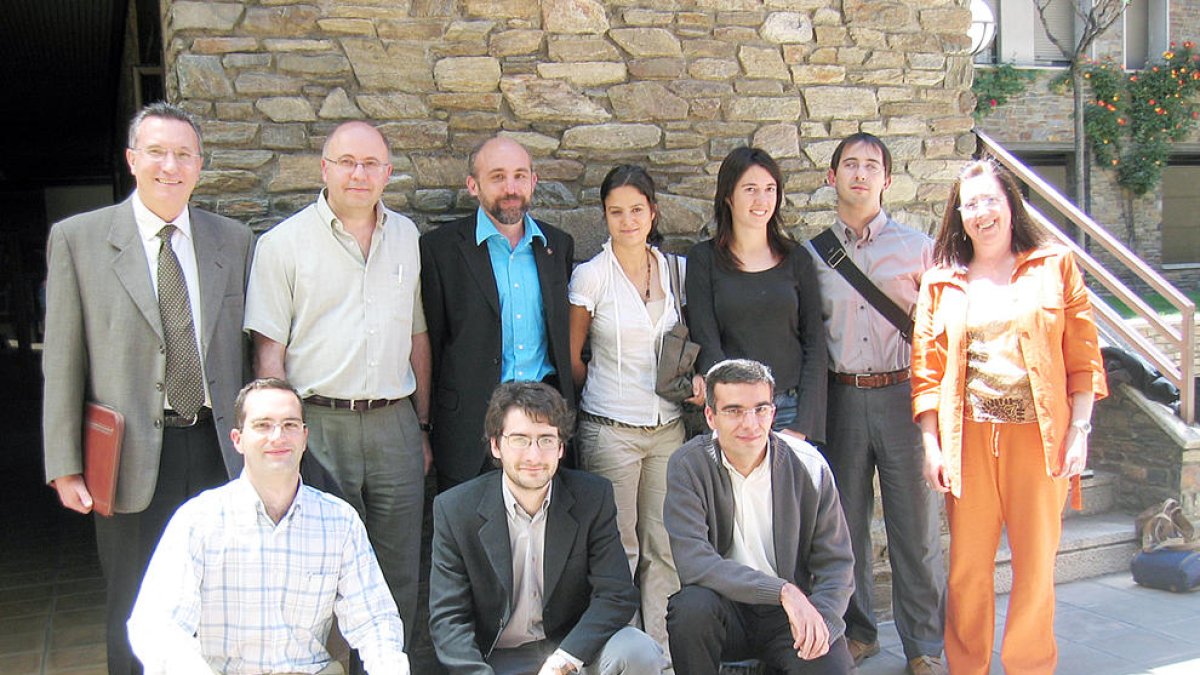 Els participants dels primers debats de recerca a la sortida de la sala de Prada Casadet.