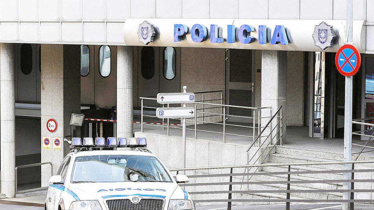 Un cotxe de policia davant del despatx central del cos.