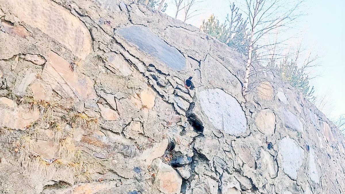 Imatge d'arxiu d'un mur que es troba en una carretera secundaria