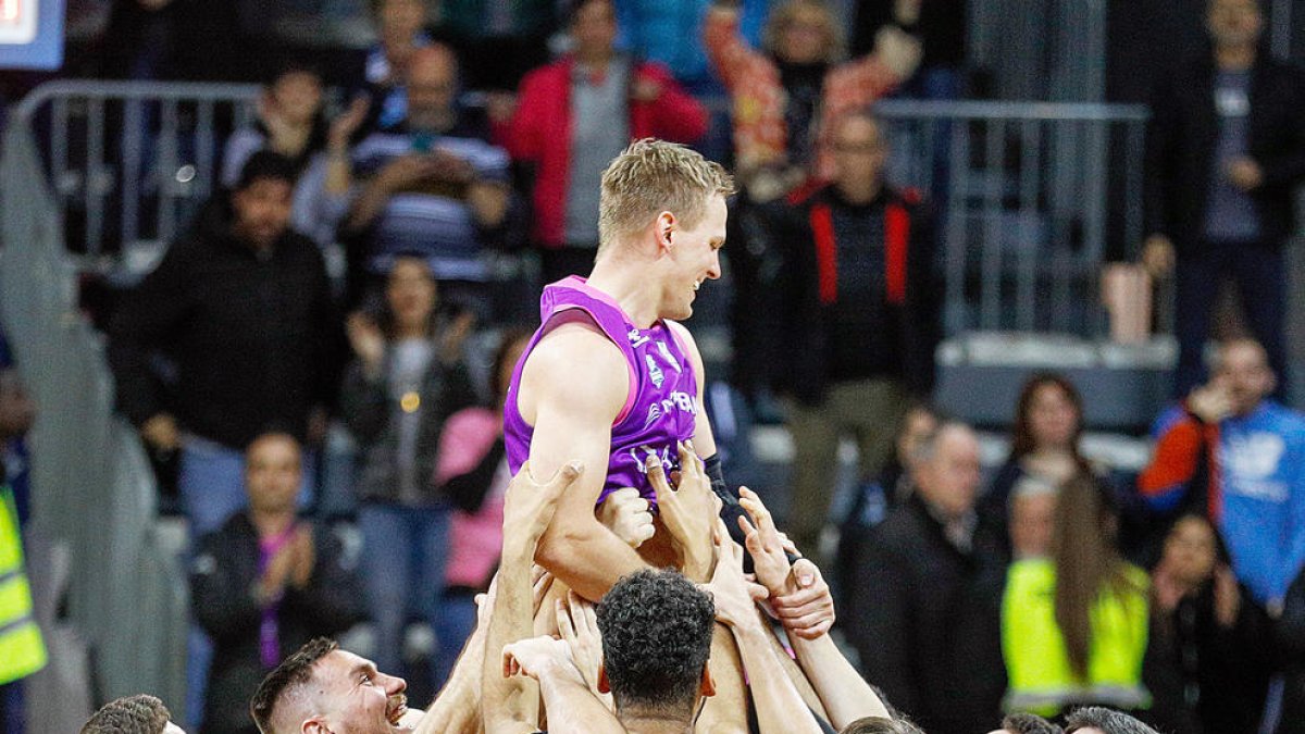 Els jugadors del MoraBanc celebrant la victòria amb Johnny Dee al centre.