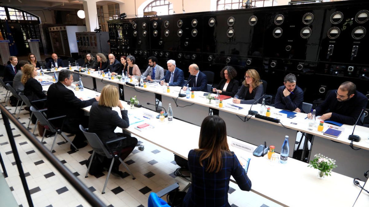 Reunió amb els representants de la societat civil, ahir a Radio Andorra.