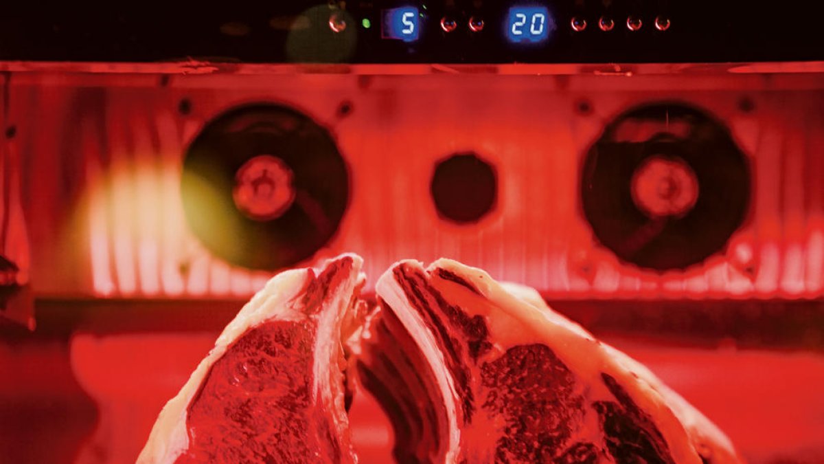 Un tros de carn cuinant-se en un forn.