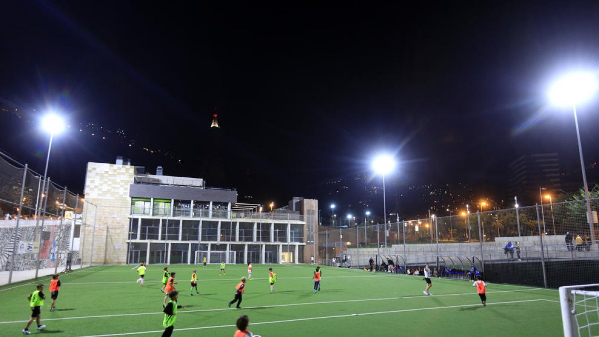 Un grup de nens entrenant a les instal·lacions del Prat Gran d'Escaldes-Engordany amb llum artificial, ahir.