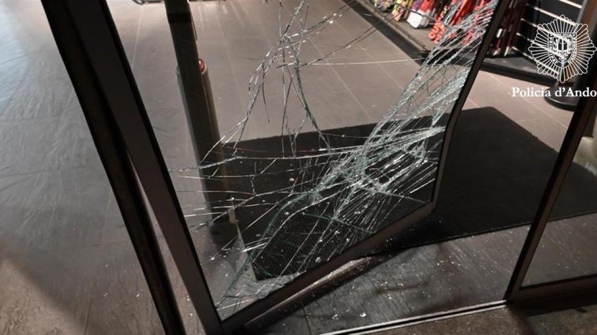 L'arrestat hauria sostret dues armilles i un folre polar