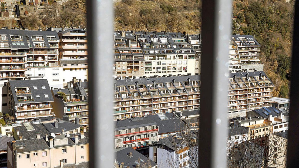 Blocs de pisos vistos des del Col·legi Sant Ermengol.