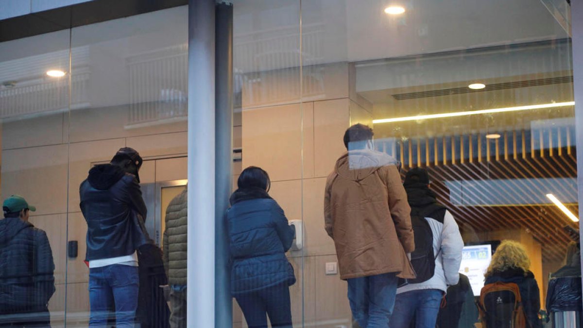 Cues a l'oficina d'Immigració a Escaldes-Engordany.