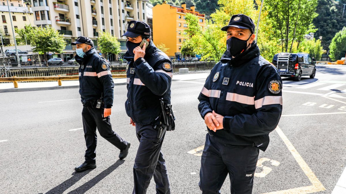 Tres policies patrullant.