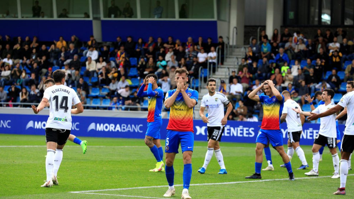 Vilanova, en primer terme, lamenta una ocasió.