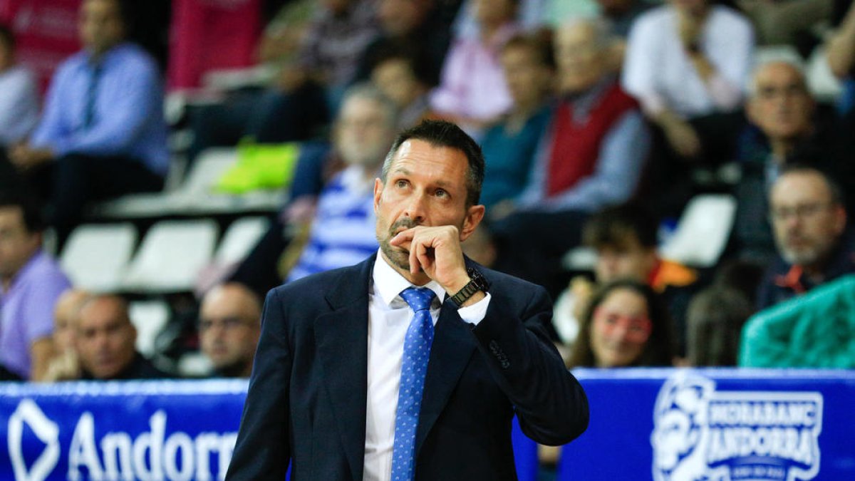 El tècnic, Natxo Lezkano, en un moment del partit.