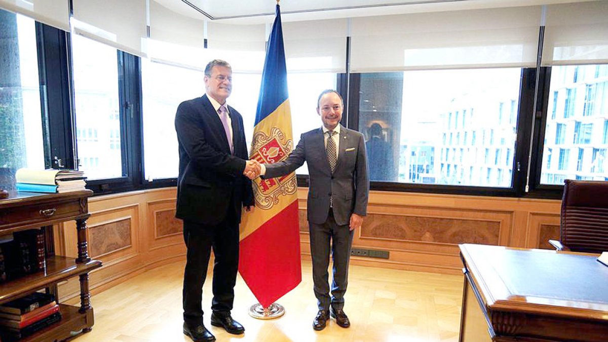 L'increment del preu de la llum i l'acord d'associació, als set tuits