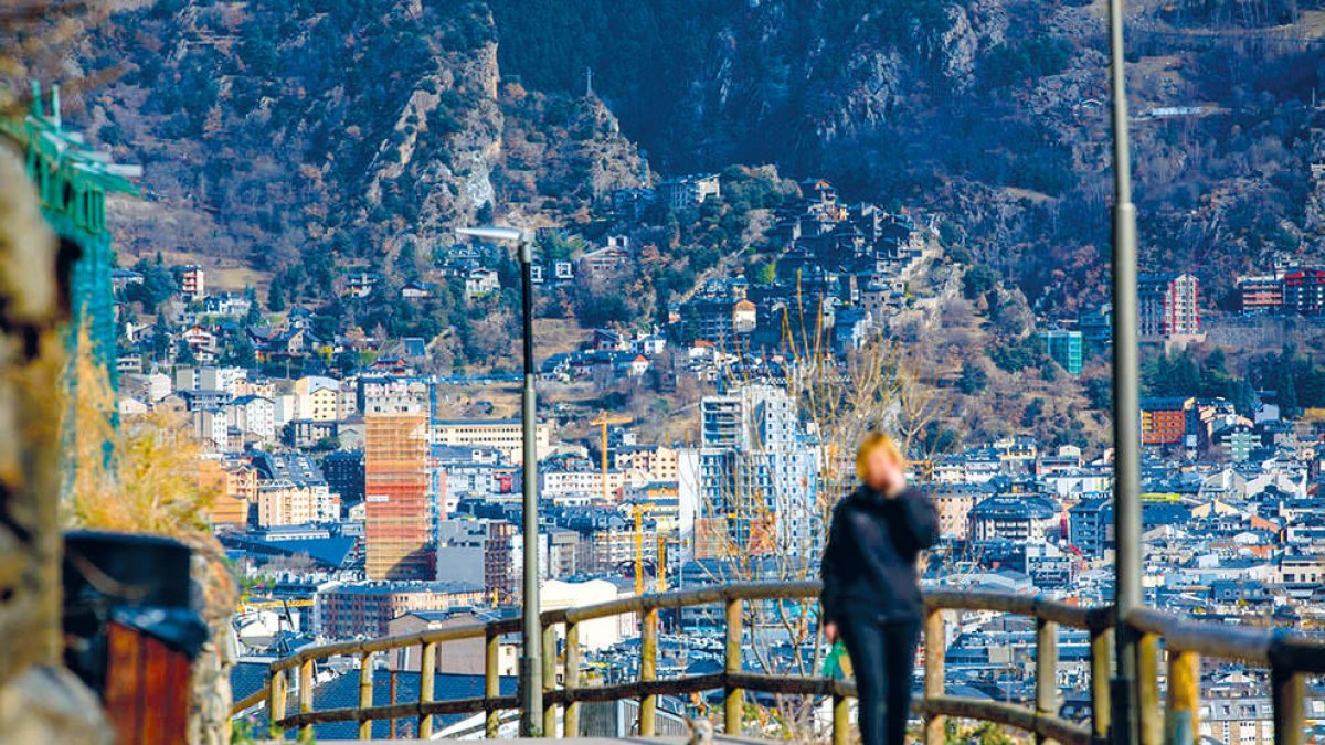 La parròquia d'Escaldes-Engordany vista des d'Andorra la Vella.