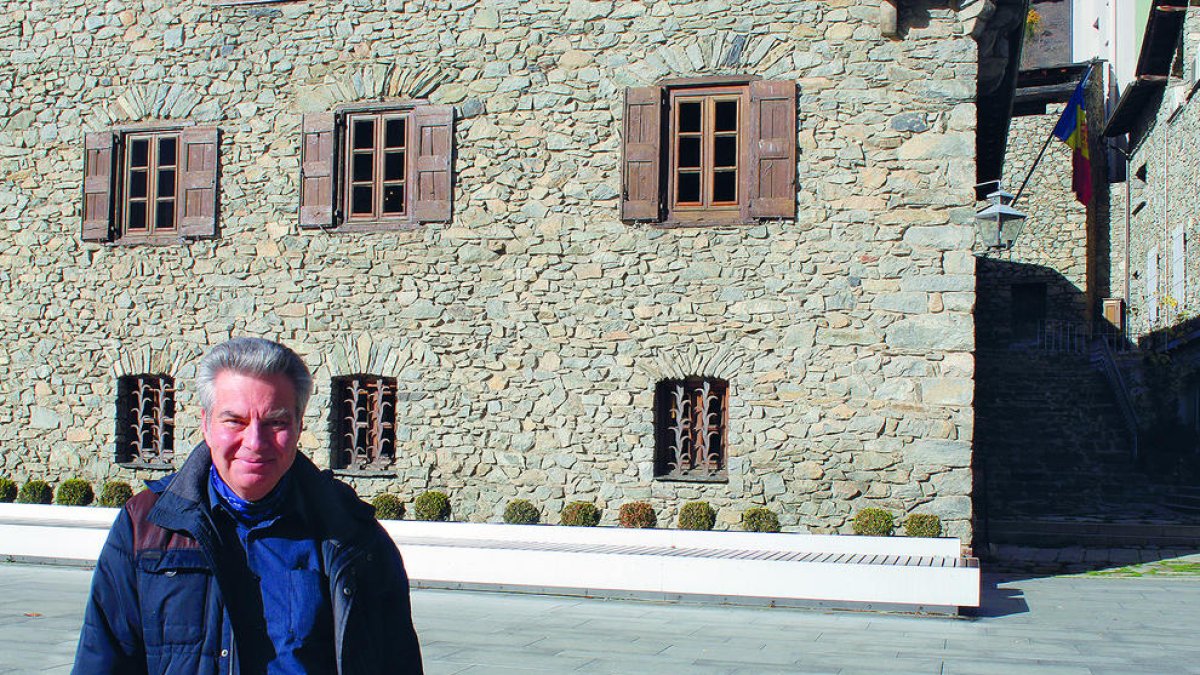 Ermischer, davant de Casa de la Vall.