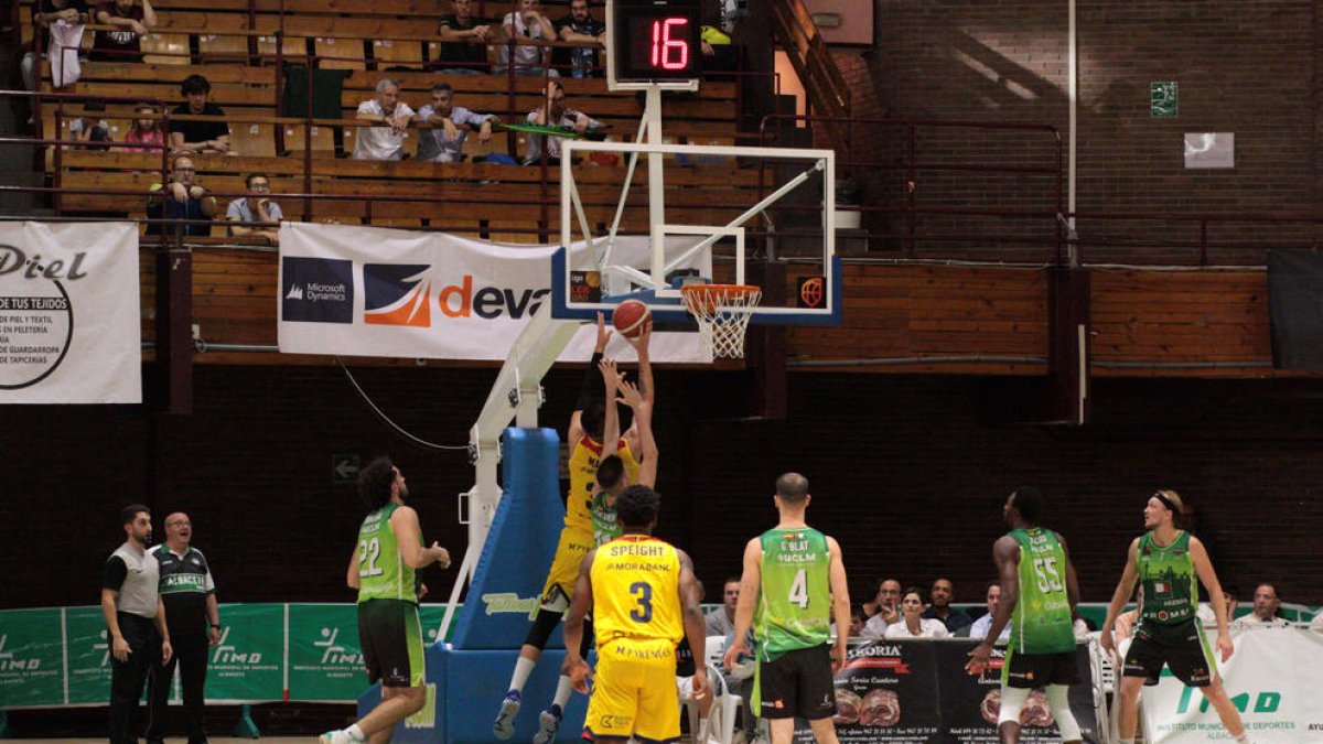 Un moment del partit