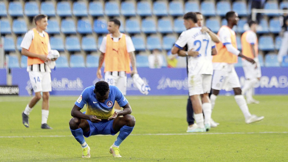 Bundu, al mig del camp, lamenta la derrota.