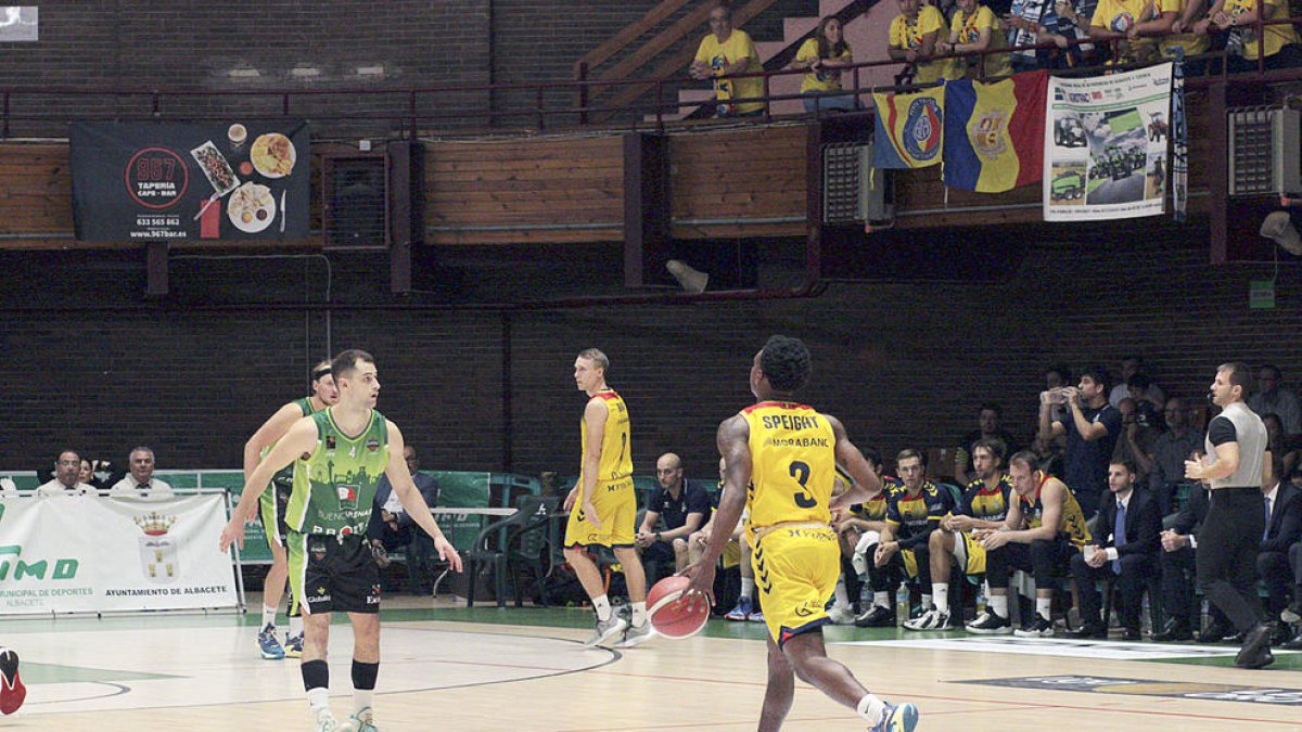 Micah Speight dirigeix una jugada d'atac, ahir al pavelló El Parque d'Albacete.