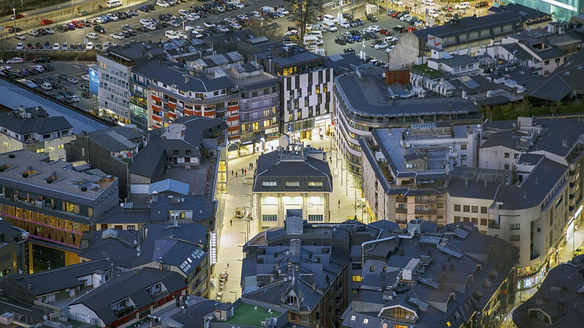 Carrers il·luminats durant la nit.