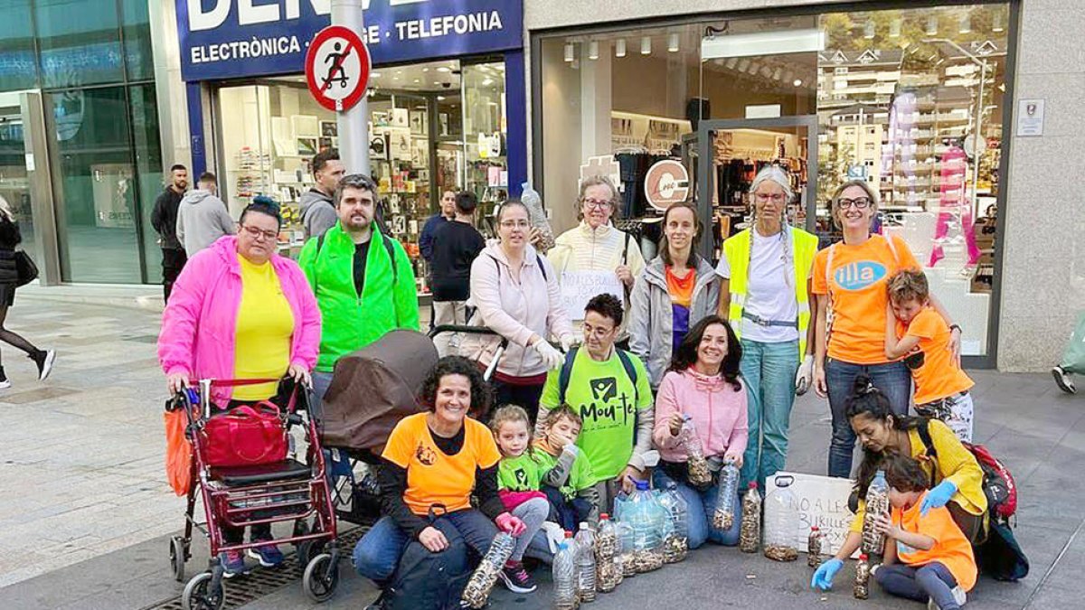 Els voluntaris que van recollir ahir burilles.