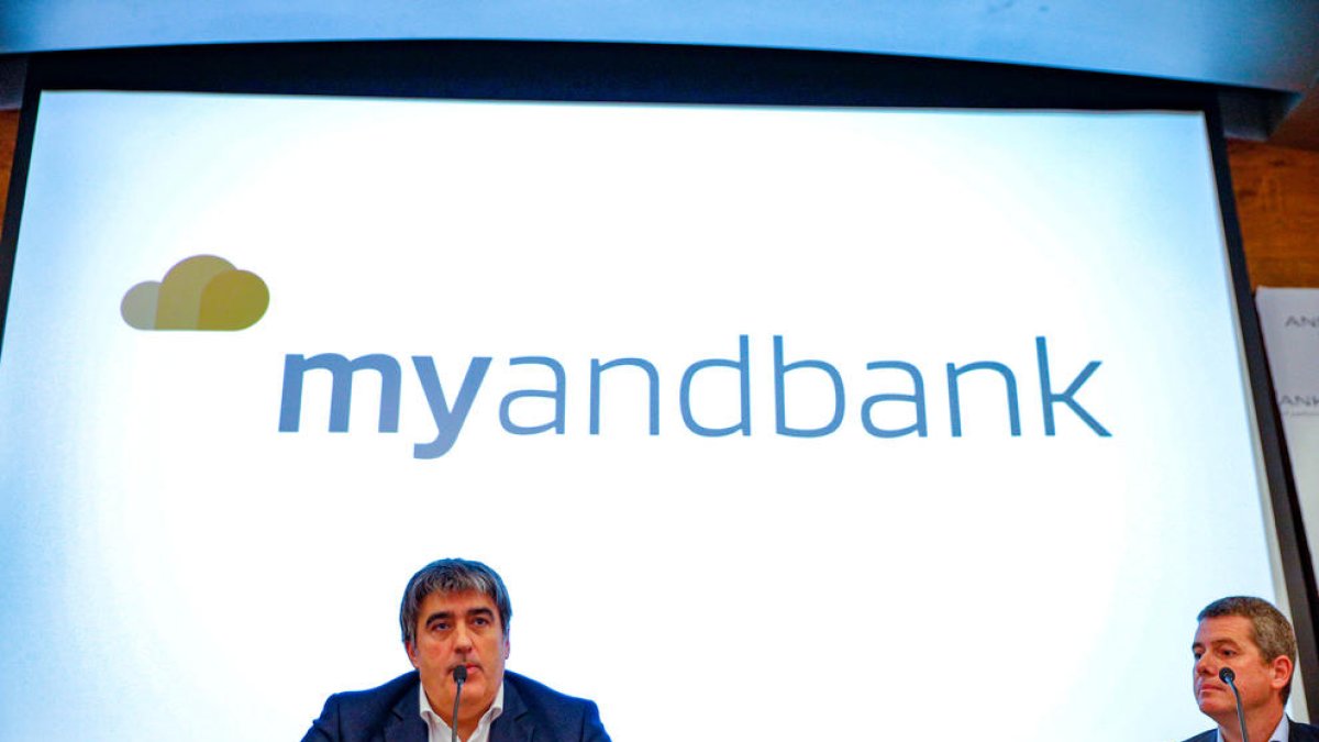 Marta Bravo, Carlos Aso i Javier Planelles ahir, durant la presentació de Myandbank.