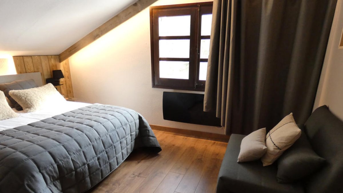 Una de les habitacions de l'hotel de la Borda de Conangle, a la cota 2.000 de Naturland.