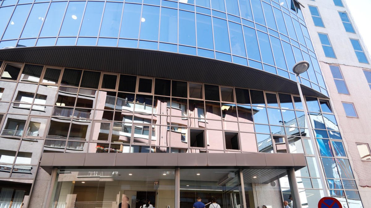 Cues a l'oficina d'immigració a Escaldes-Engordany.