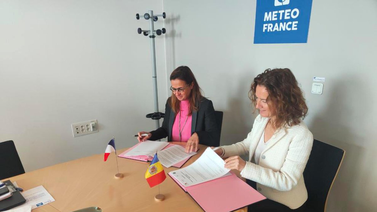 Signatura de la renovació del conveni.