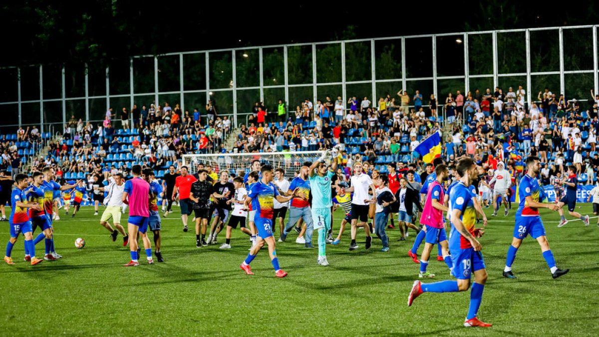 L'afició tricolor va envair l'Estadi Nacional per celebrar l'ascens a Segona A.