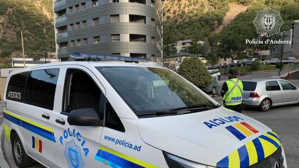 Agents de policia en un control al voltant de les escoles