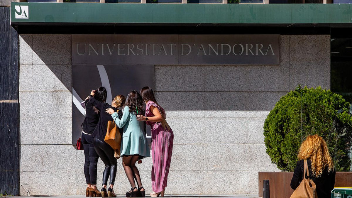 Un grup d'estudiants de l'UdA.