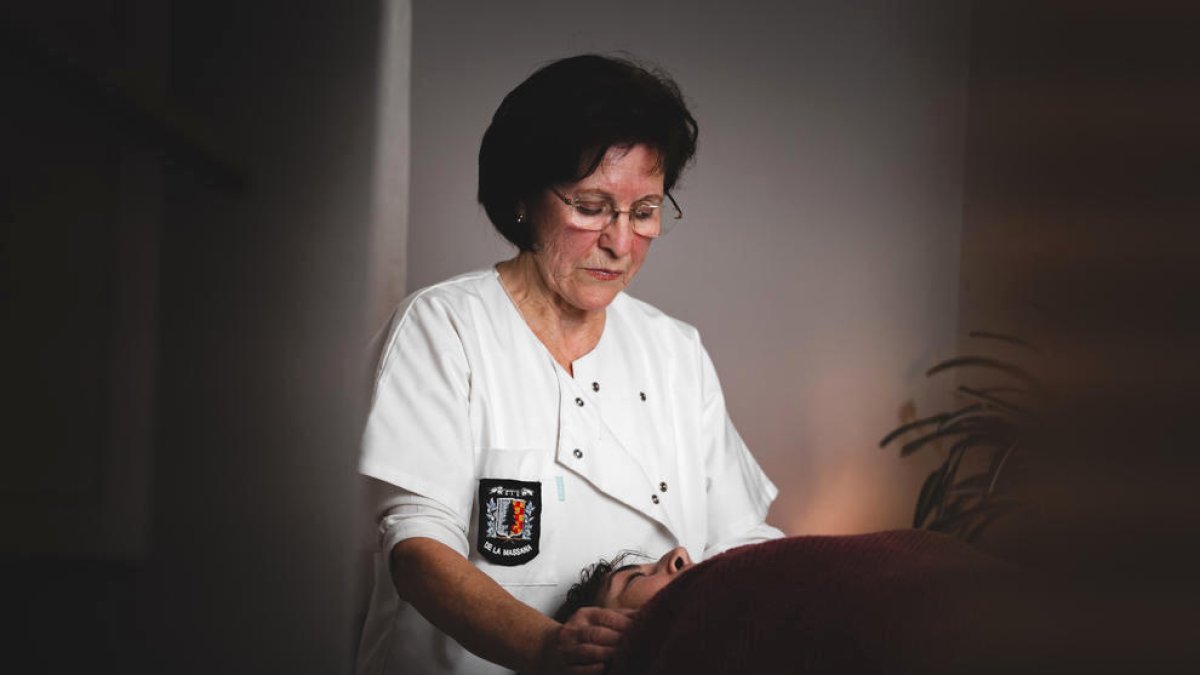 Una dona fent reiki.