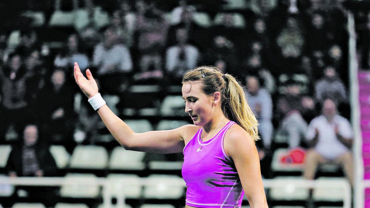 Vicky Jiménez demanant els ànims del públic en un moment del partit d'ahir al Poliesportiu.