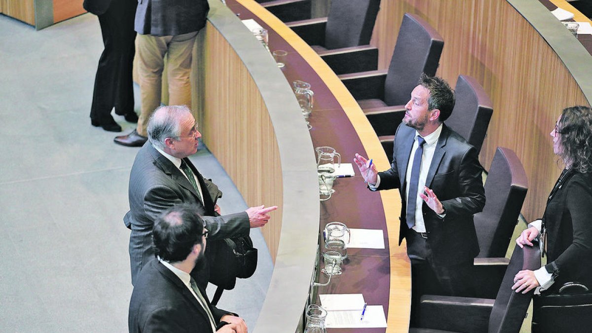Albert Font i Pere López conversant a l'hemicicle del Consell General.