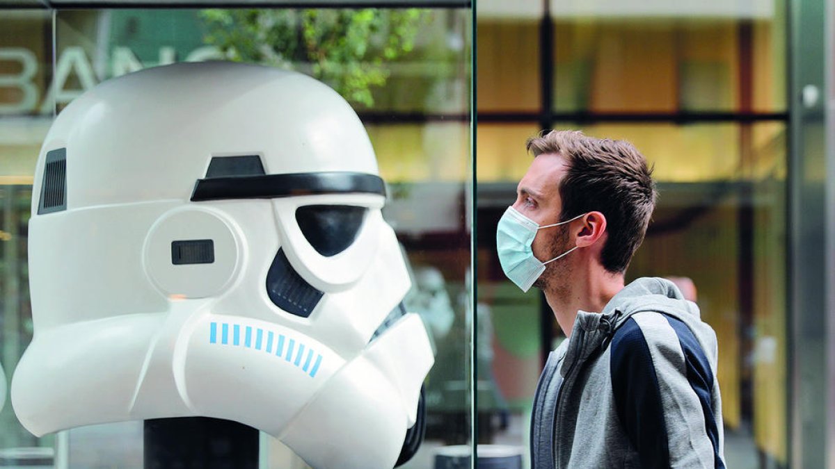 Un jove amb mascareta al carrer.